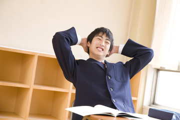 悩む男子中学生