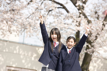 ガッツポーズをする2人の女子中学生
