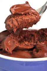 Cuiller de mousse au chocolat