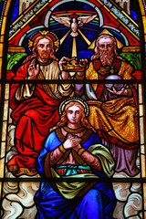 Fototapeta na wymiar Trójcy i poplamione Maria szkło okna kościoła