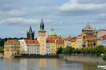 Fototapeta na wymiar Les rives de Prague