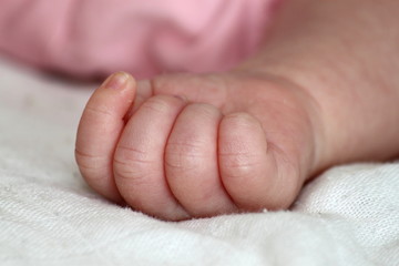 Faust eines neugeborenen Mädchens