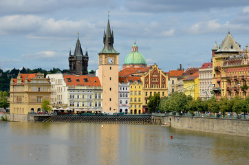 Fototapeta na wymiar Nad brzegiem Wełtawy w Pradze