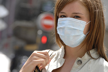 Femme masque pollution