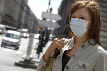 Femme masque pollution