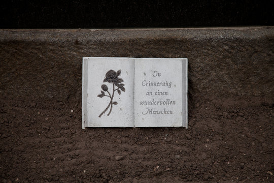 Gedenktafel auf dem Friedhof