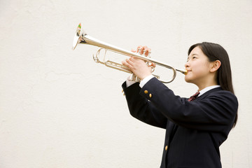 トランペットを吹く女子中学生