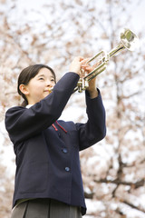 トランペットを吹く女子中学生 © paylessimages
