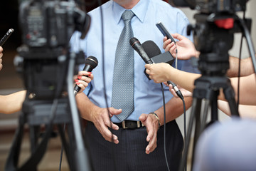Fototapeta na wymiar Mikrofony konferencji biznesowych spotkań dziennikarstwo