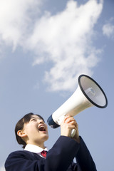 拡声器で大声を出す女子中学生