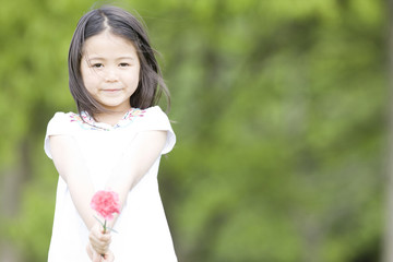 花を持った女の子