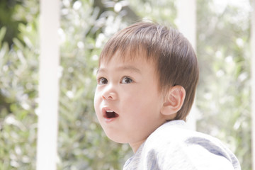 にらむ男の子