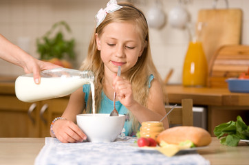 Obraz na płótnie Canvas dziewczyny jedzą śniadanie
