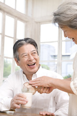 夫にお茶をいれる妻