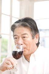 赤ワインを飲むシニア男性