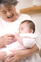 孫娘をあやす祖父と祖母