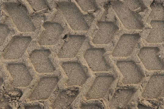 traccia di copertone su sabbia