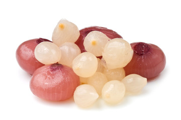 cipolle sottaceto su sfondo bianco