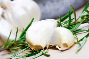 Knoblauch und Rosmarin