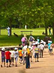 Groupe d'écoliers au parc
