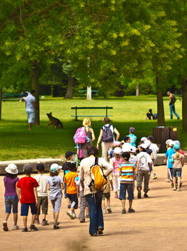 Groupe d'&eacute;coliers au parc