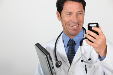 Obraz na płótnie Canvas Lekarz z komputera telefon i laptop