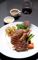 Roasted lamb chops with wine