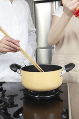 パスタを作るカップルの手元