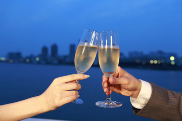 シャンパンで乾杯をするカップルの手元