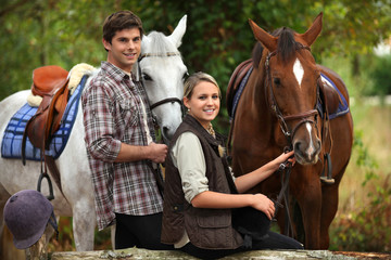 Fototapeta na wymiar Młodzi ludzie, jazda na koniu