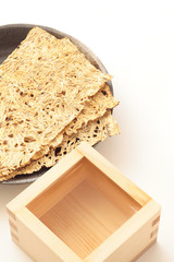 焙ったタタミイワシと升酒