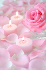 Obraz na płótnie Canvas Aromaterapia świece i płatki róż i róża