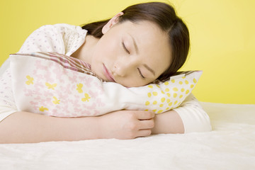 昼寝をする女性