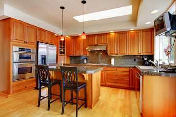 Beautiful kitchen with island, granite and hardwood floor