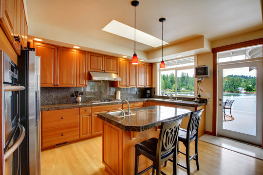 Beautiful kitchen with island, granite and hardwood floor