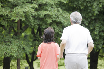 Naklejka premium 公園でマラソンをする老夫婦の後ろ姿