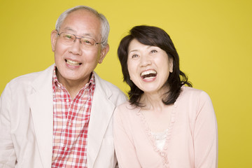 寄添いながら笑っている老夫婦