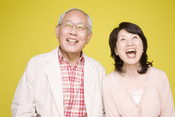 寄添いながら笑っている老夫婦
