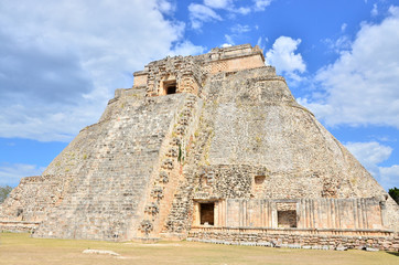 Fototapeta na wymiar Ruiny Majów - Uxmal, Meksyk - Piramida Magician