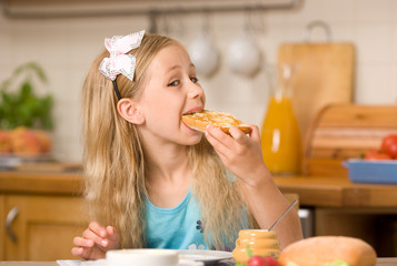 girl eating breakfast - obrazy, fototapety, plakaty