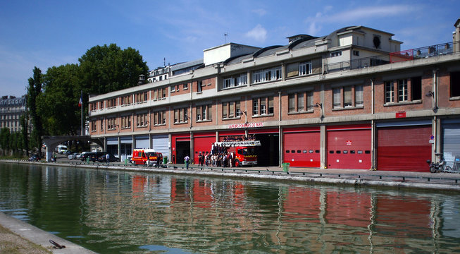 Caserne de pompiers.