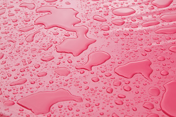 Regentag - Wassertropfen auf dem Gartentisch