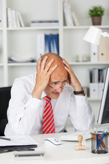 verzweifelter mann am computer