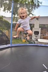 enfant et trampoline