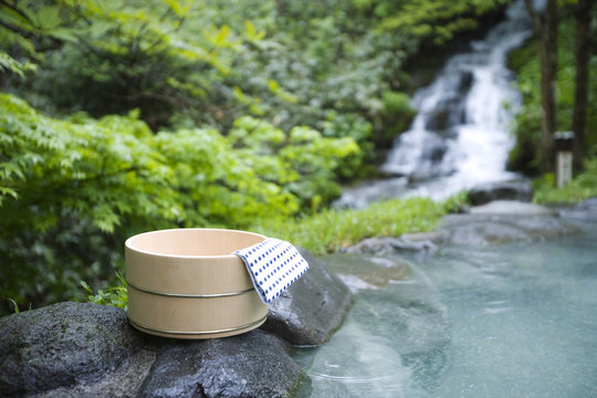 新緑の露天風呂 © paylessimages