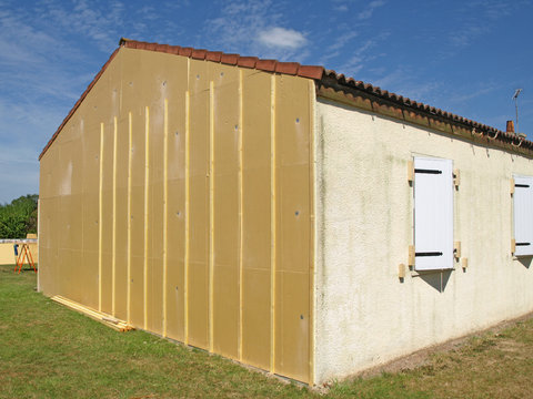 D&eacute;but de pose d'une isolation ext&eacute;rieure