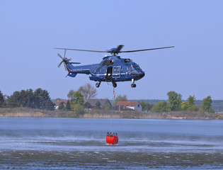 Hubschrauber Helicopter Brandbekämpfung Waldbrand Hubschraubereinsatz Helikoptereinsatz Löschübung Brände Feuer wässerung Brandschutz Feuerschutz Brandbekämpfung Löscheinsatz Wasseraufnahme Bekämpfung