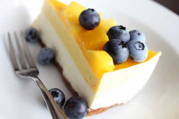 マンゴーとブルーベリーのケーキ