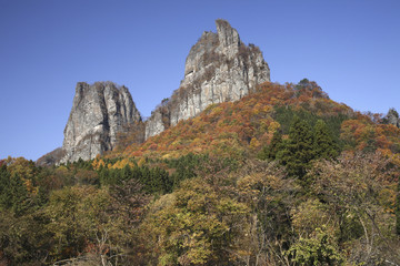 Fototapeta na wymiar 紅葉と高岩