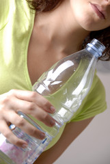 Femme buvant de l'eau